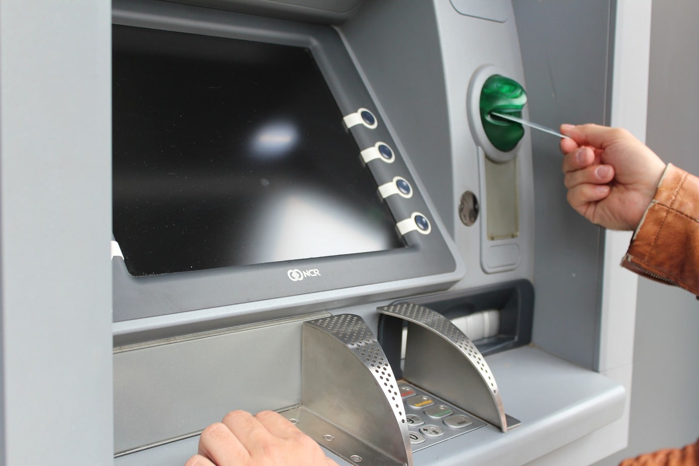 Bank fees drop following abolition of ATM withdrawal fees